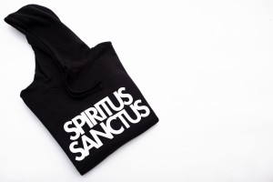 SS_Black_Hoodie_01.JPG , odzież chrześcijańska, bluza chrzescijanska, bluza chrześcijańska, bluza z siglum, bluza z kapturem, bluza Hope, hopeclothes, bluza spiritus sanctus, bluza BASIC, bluza z siglum,